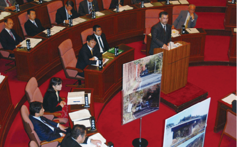 議会では、パネルを駆使し、現状課題を県行政に質問。